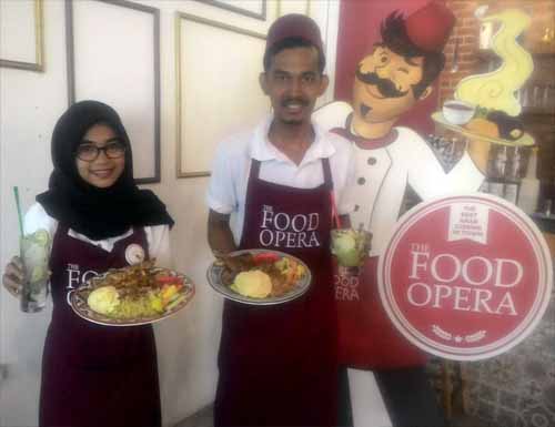 Restoran The Food Opera di Jalan Arifin Ahmad, Pekanbaru, menyuguhkan menu khas ala Timur Tengah.