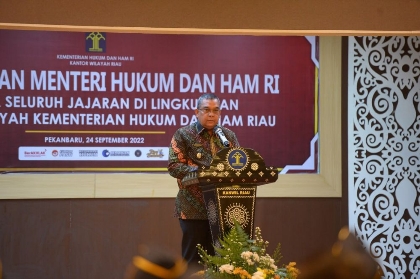 Wagub Riau saat dampingi Menkumham RI (foto/int)