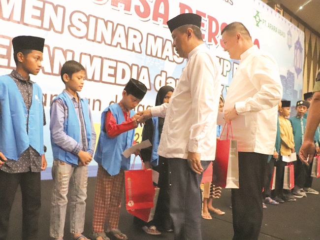 Plt Sekwan DPRD Kota Pekanbaru, Dasrizal, menyampaikan daftar hadir di sidang paripurna laporan reses DPRD Kota Pekanbaru.