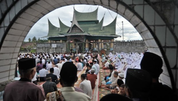 Jamaah Tarekat Syattariyah, mendengarkan ceramah, usai melaksanakan salat Idulfitri di komplek makam Syekh Burhanuddin, Ulakan, Padangpariaman, Sumatera Barat, 26 Juni 2017. FOTO: Tempo.co