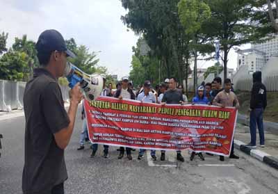 Massa saat melakukan aksi damai di Mapolda Riau.