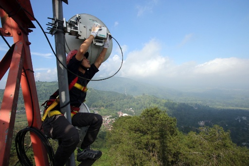 Teknisi XL Axiata melakukan pemeliharaan perangkat BTS di Kawasan Wisata Puncak, Kabupaten Bogor. (foto/ist)