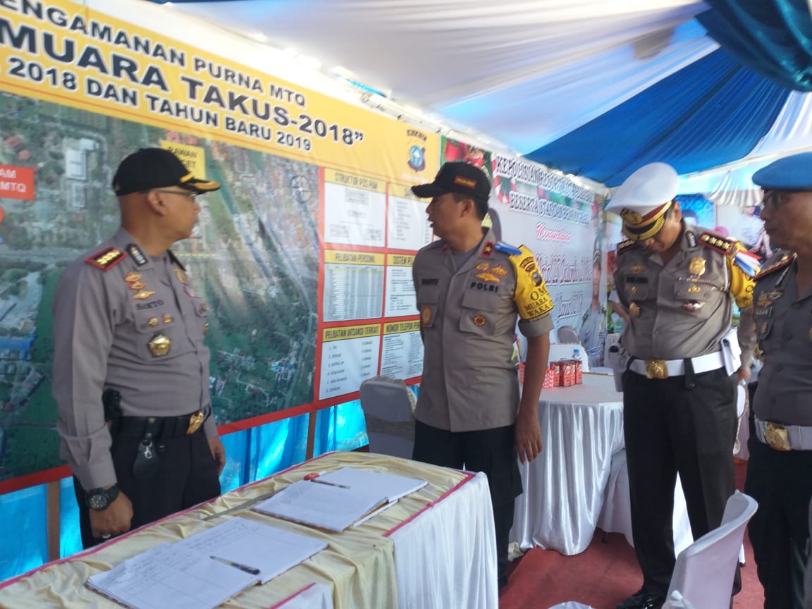 Wakapolda Riau Brigjen Pol Wahyu Widada saat pantau Pos Pengamanan dan Pos Pelayanan Natal dan Tahun Baru