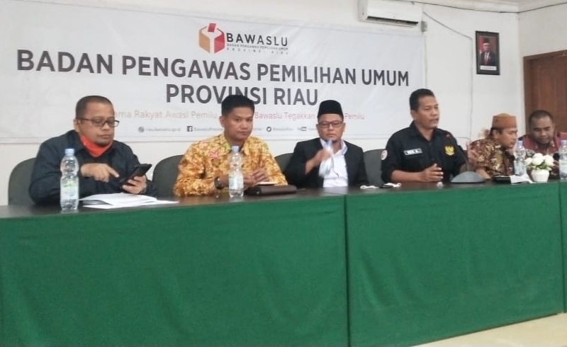 Bawaslu Riau menggelar Rapat Koordinasi (Rakor) perdana dengan Bawaslu Kabupaten/Kota, saat kondisi New Normal. 