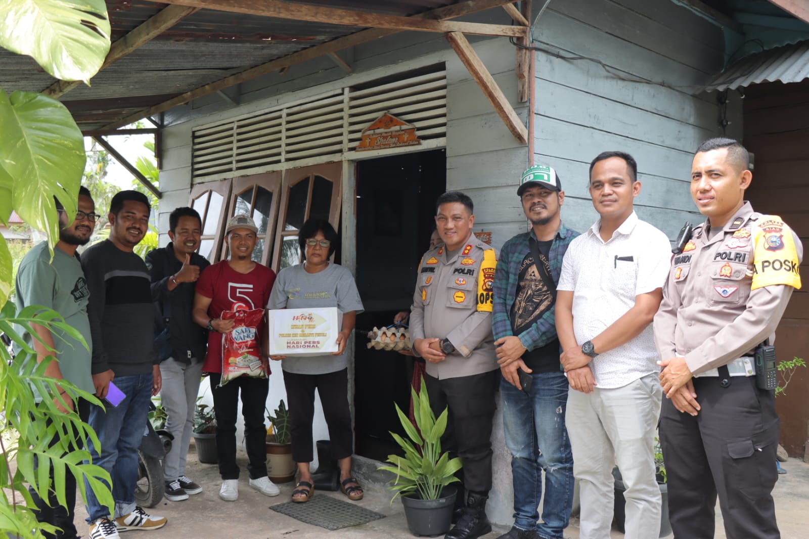 Polres Kepulauan Meranti bersama PWI menggelar berbagi sembako untuk wartawan dalam rangka memperingati hari Pers Nasional