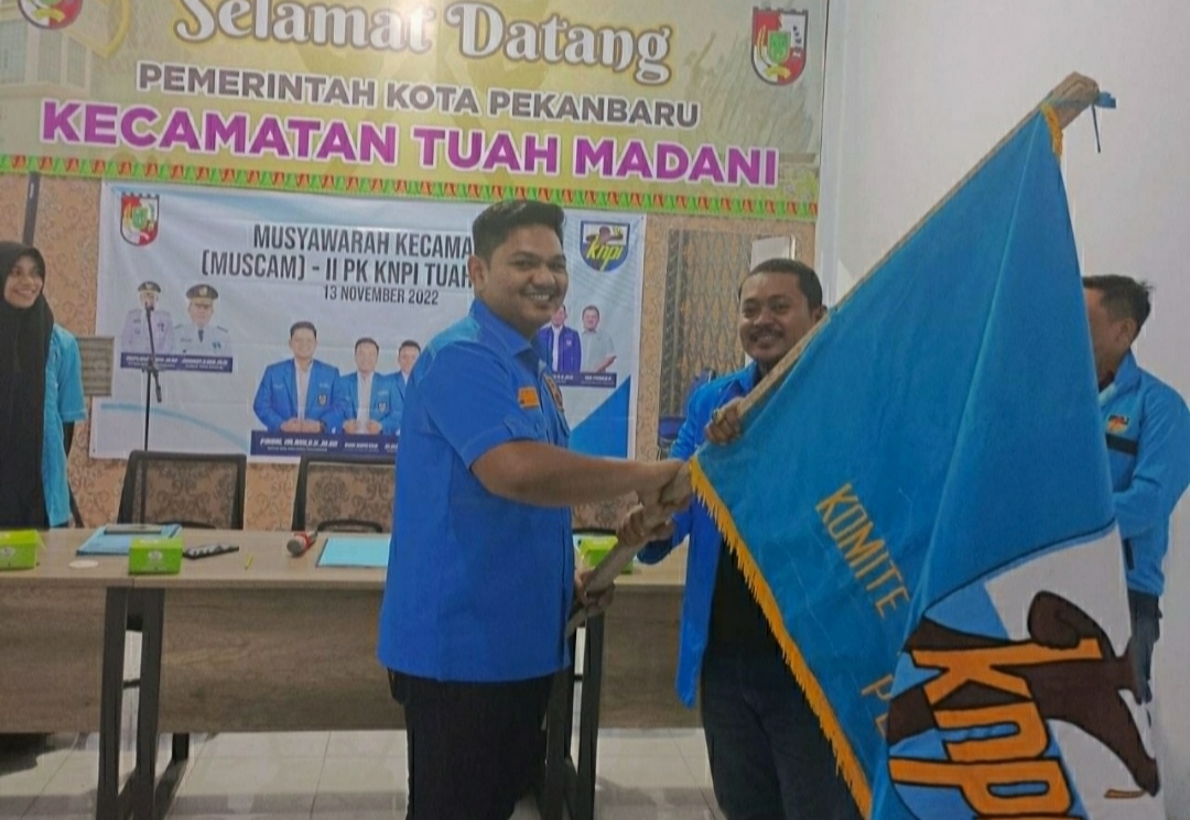 Ketua DPD KNPI Pekanbaru Faisal Islami menyerahkan bendera pataka kepada Ketua PK KNPI Tuah Madani terpilih Ary Nugraha. 