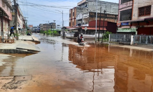 Jalan Cempedak Kota Dumai tergenang air akibat pasang keling yang terjadi pada Rabu (22/2/2023).(foto: bambang/halloriau.com)