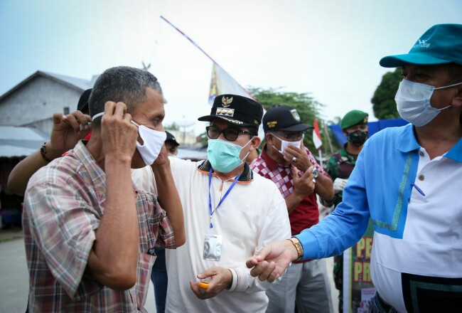 Walikota Dumai H Zulkifli As memimpin pembagian masker di Kampung Baru, Kecamatan Bukit Kapur Kota Dumai, Sabtu (27/6/2020).