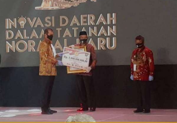 Wakil Walikota Pekanbaru, Ayat Cahyadi saat menerima penghargaan dan hadiah Lomba Video Inovasi Daerah Sektor Perhotelan yang diserahkan oleh Kepala BNPB, Letjen Doni Monardo di Jakarta.