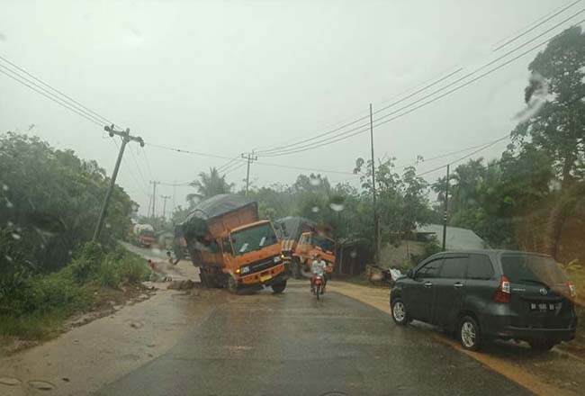 Jalan Lintas Tengah mengalami rusak berat. Foto: RiauPos