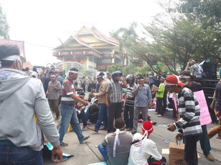 Karyawan PT Ricry demo di depan Gedung DPRD Riau.