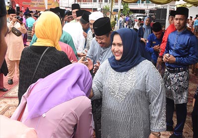   Bupati Bengkalis Amril Mukminin, didampingi istri Kasmarni, ketika bersalam-salaman pada Halal Bi Halal Pemerintah Kabupaten Bengkalis, Kamis, 20 Juni 2019.