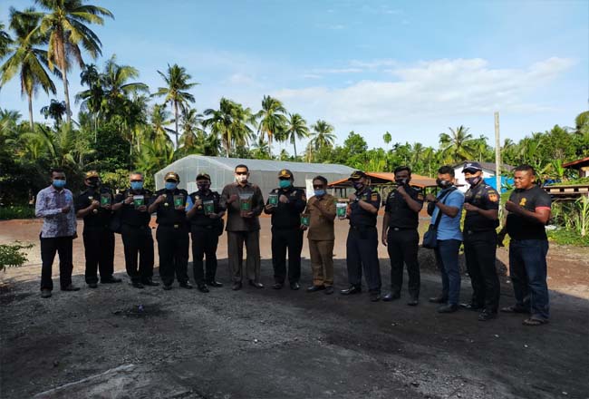 Kepala Kantor Bea Cukai Bengkalis, Ony Ipmawan pun ikut turun langsung memberikan modul ekspor kepada kepada salah satu UMKM penghasil kopi khas Kepulauan Meranti yakni Kopi Liberika Meranti milik Abdul Hakim.
