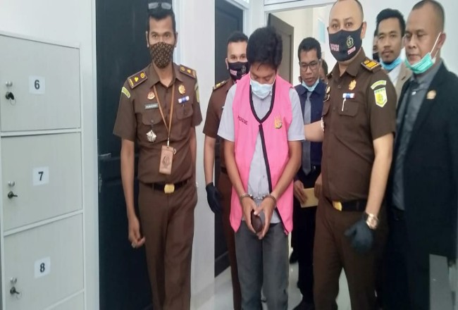 Tersangka korupsi BUMD Tuah Sekata ditahan Kejari Pelalawan.