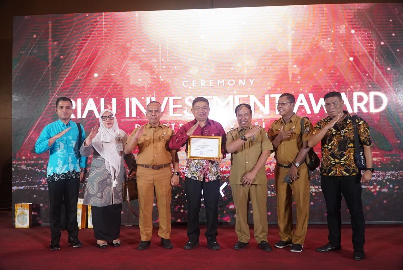 Pemkab Pelalawan meraih penghargaan acara Riau Investment Award tahun 2023 (foto/andi)