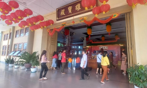 Masyarakat Tionghoa saat mendatangi Vihara Pusdiklat Bumi Suci Maitreya Pekanbaru.(mg2/halloriau.com)