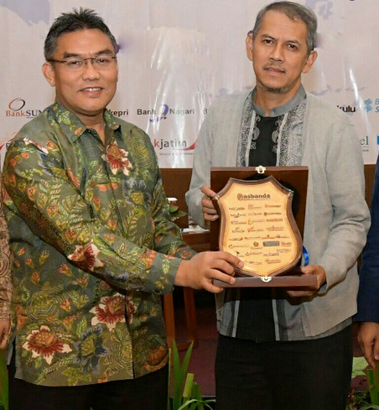 Kepala Badan Pelaksana BPKH Dr Anggito Abimanyu menerima cinderamata dari Direktur Utama Bank Riau Kepri DR Irvandi Gustari  usai pertemuan BPKH.
