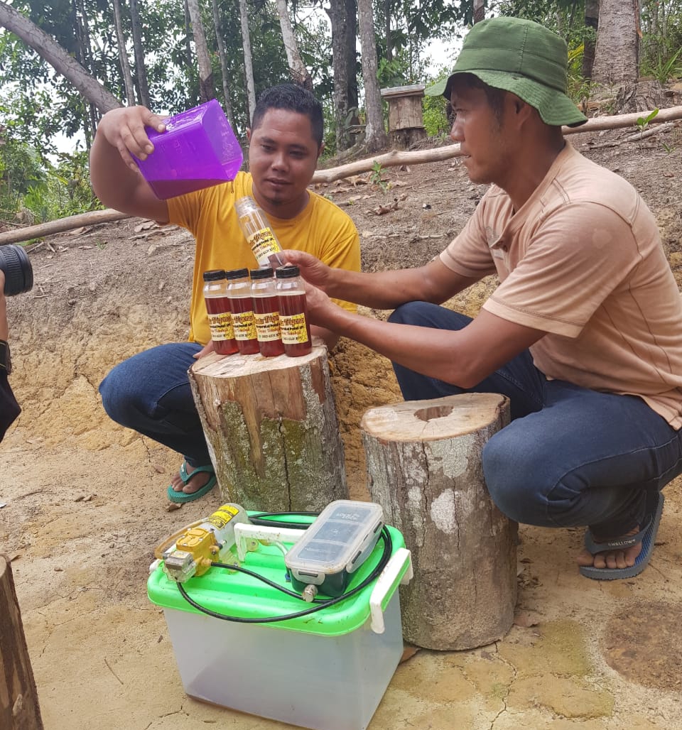 Ketua MPA Desa Tambak, Junaidi saat melakukan persiapan untuk melakukan pemanenan madu kelulut di Desa Langgam pada 4 Maret 2020
