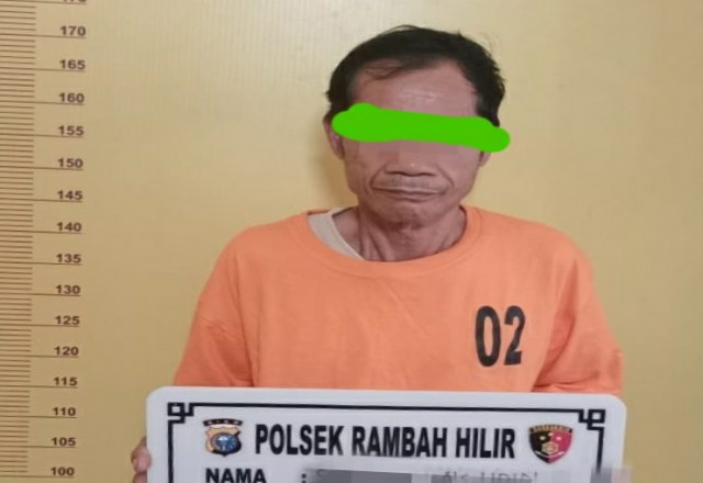 Kakek mesum SD (58) warga Desa Muara Musu, Rambah Hilir, Rohul ditangkap Polisi karena diduga sudah gauli gadis belia 14 tahun sejak 2019 hingga Mei 2021.