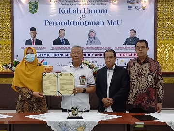 Penandatanganan MoU dan pemberian cinderamata oleh Rektor UIR kepada IZI Riau (foto/ist)