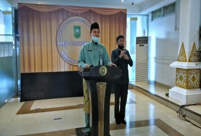 Kadis PMPTSP Riau, Helmi D saat konferensi pers