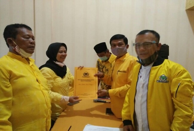 Masni Ernawati menyerahkan berkas persyaratan ke Panpel Partai Golkar Pekanbaru.