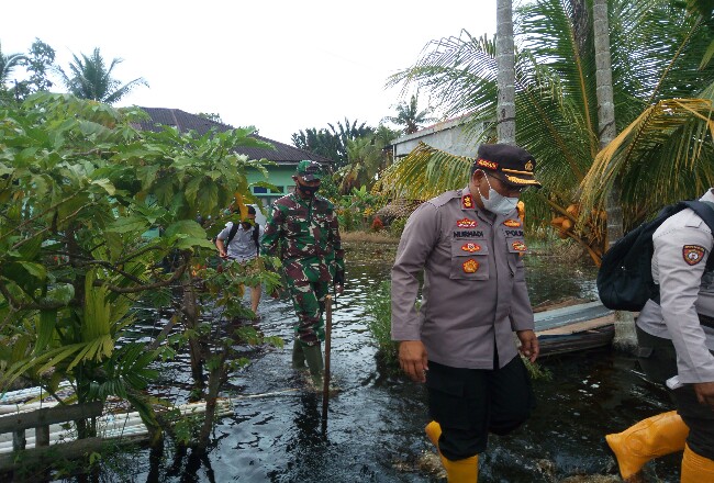 Kapolres Rohil, AKBP Nurhadi Ismanto SH SIK bersama Dandim 0321 Letk Arh Agung Rachman Wahyudi S.IP MI.Pol mengunjungi dan menyerahkan bantuan kepada korban banjir di Kelurahan Bagan Timur, Bangko.