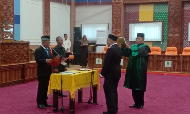 PAW anggota DPRD Rokan Hilir atas nama Muhammad Firdaus NZ dengan Syahrul Alfindra (foto/afrizal)
