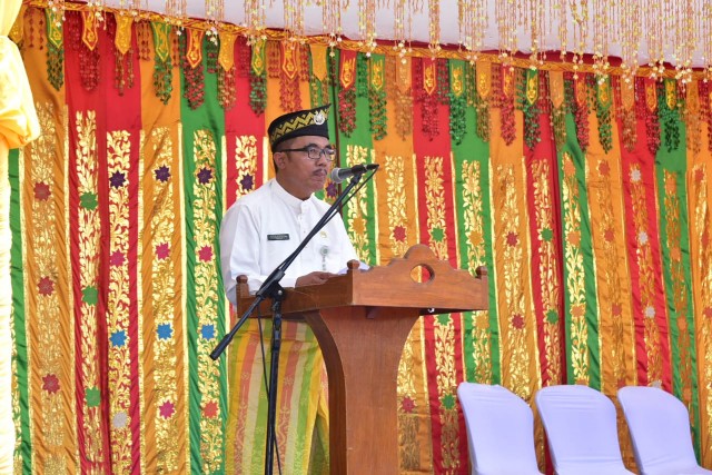 Bupati Bengkalis diwakili Kadis Parbudpora membuka secara resmi Kenduri Melayu Ke-4 Gerbang Laksamana Berlangsung di Pantai Bahari Desa Tenggayun.