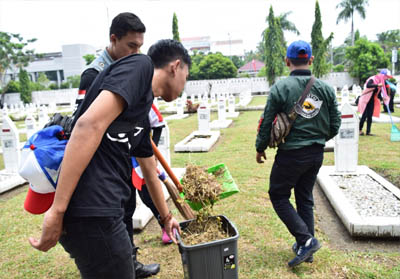 Sejumlah komunitas dari berbagai klub motor Honda sedang bersih-bersih di Taman Makam Pahlawan Pekanbaru