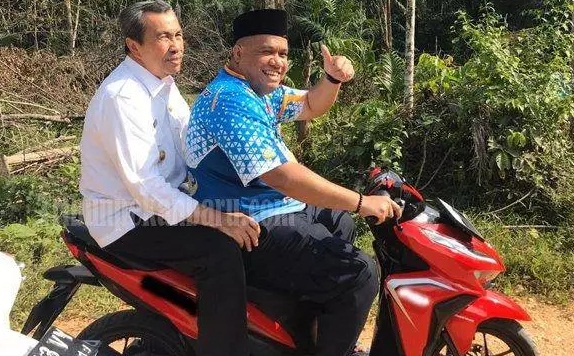 BUPATI Inhu bonceng Gubernur Riau saat tinjau banjir