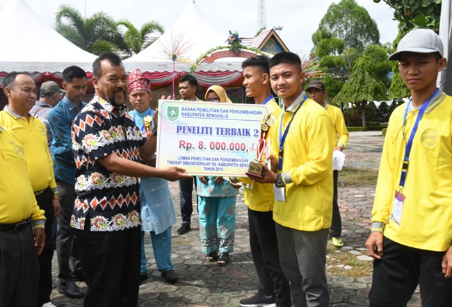 Penyerahan hadiah secara simbolis kepada pemenang lomba penelitian yang ditaja Balitbang Bengkalis.