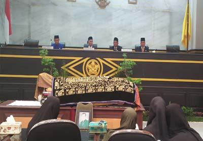 Prosesi pelepasan Almarhum Nasruddin Nasution di gedung DPRD Kota Pekanbaru ke pemakaman umum 