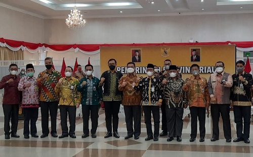 Penandatangan berlangsung di Gedung Daerah Provinsi Riau, Kamis (25/11/2021).