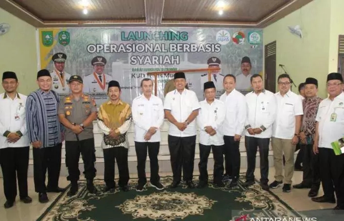  Gubernur Riau, Syamsuar bersama Bupati Siak Alfedri ketika meluncurkan tiga koperasi syariah.