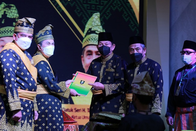 DS Setia Amanah Masyarakat Adat Melayu Riau Drs H Syamsuar M.Si yang juga menjabat sebagai gubernur Riau, mengukuhkan pimpinan LAMR masa khidmat 2022-2027, di Gedung Daerah, Balai Serindit, Jumat (29/04/2022).