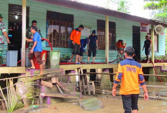 Personel gabungan, TNI, Polri, BPBD, Damkar bersihkan fasilitas umum dan rumah warga di Desa Babussalam, Kecamatan Rambah pasca digenangi banjir.