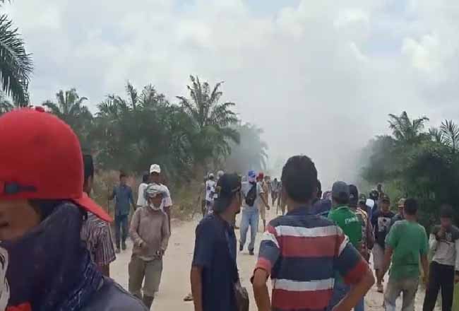 Masyarakat Desa Godai bentrok saat menghadang alat berat PT NWR.