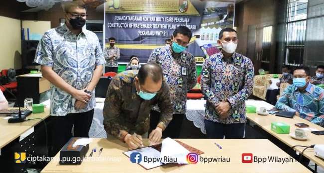 Kepala PPW Riau, Ichwanul Ihsan dan Kasatker Pelaksanaan PPW Riau, Yenni Mulyadi menyaksikan penandatanganan kontrak paket pekerjaan Pekanbaru WWTP B1, Rabu (25/11/2020). Foto IST
