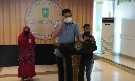 Juru Bicara (Jubir) Penanganan covid-19 Riau, dr Indra Yovi saat konferensi pers di gedung daerah.