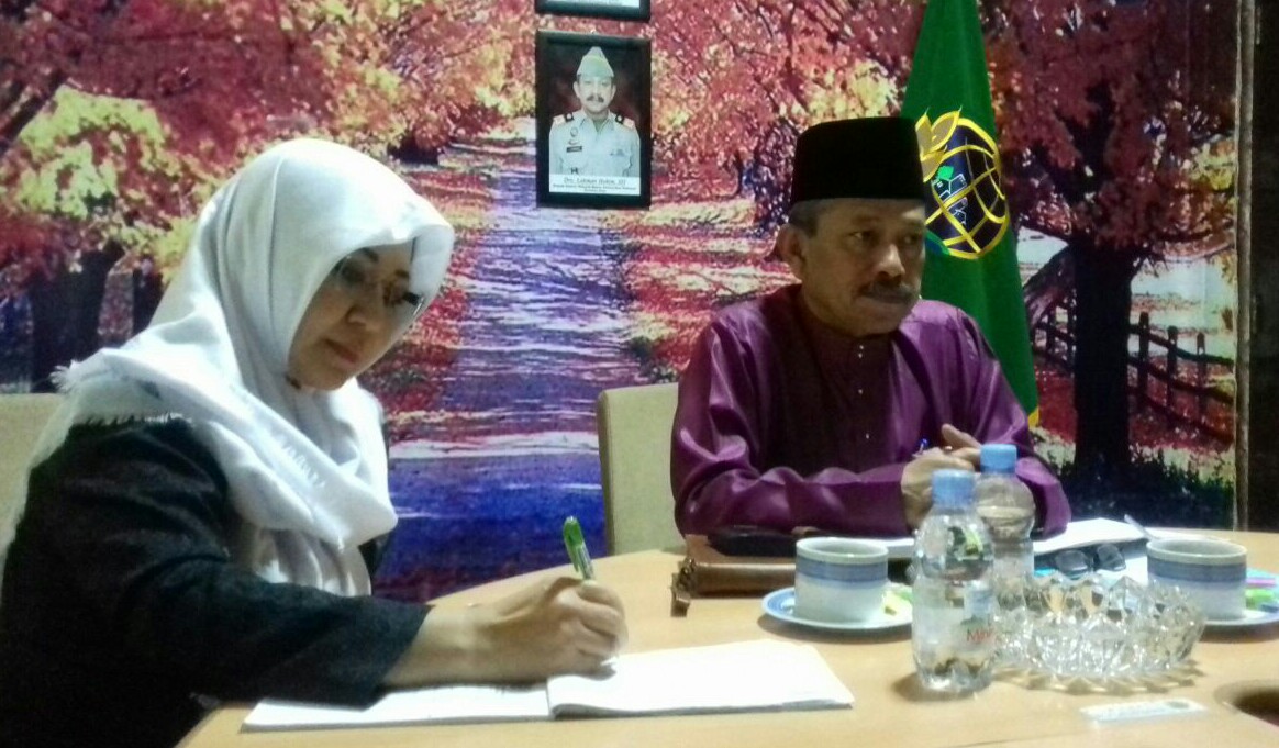 Anggtoa DPD RI asal Riau Intsiawati Ayus, saat berbincang dengan Kakanwil BPN Riau Lukman Hakim