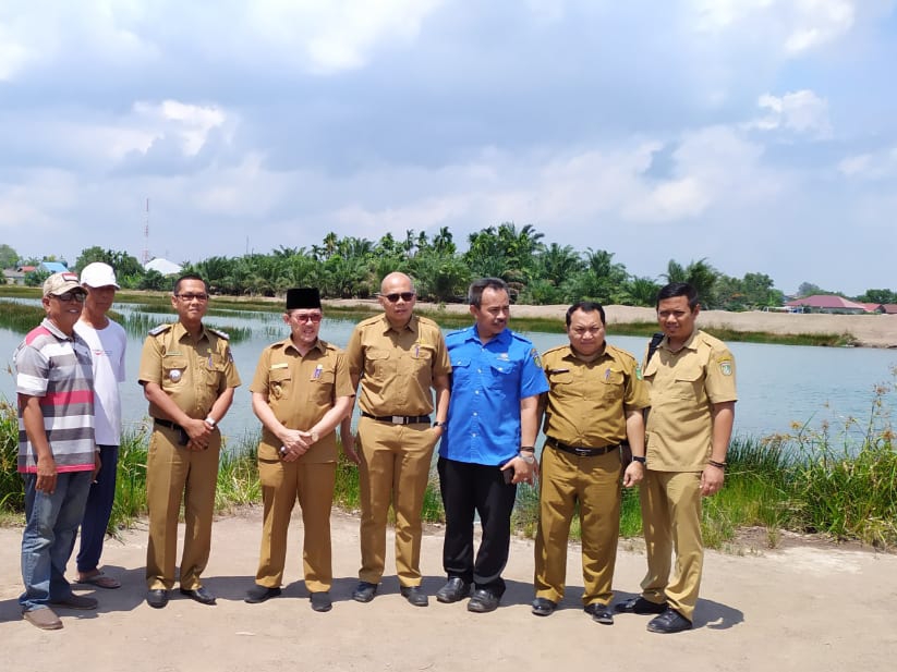 Walikota Dumai Drs H Zulkifli AS MSi meninjau waduk pengendali banjir di Kecamatan Dumai Timur Selasa kemarin.