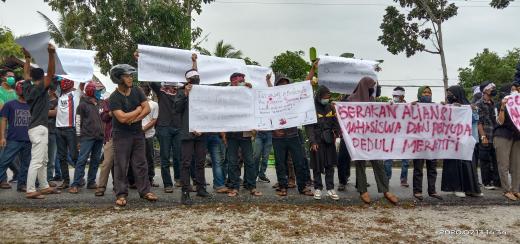 Puluhan mahasiswa yang tergabung dalam Gerakan Aliansi Pemuda Peduli Meranti (Gamali) melakukan unjuk rasa di depan kantor Dewan Perwakilan Rakyat Daerah (DPRD) Kepulauan Meranti Senin (13/7/2020).