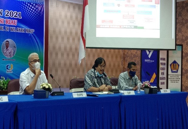 Kepala Bidang Penyuluhan, Pelayanan dan Humas Kanwil DJP Provinsi Riau, Asprilantomiardiwidodo saat menyampaikan penerimaan pajak Riau.