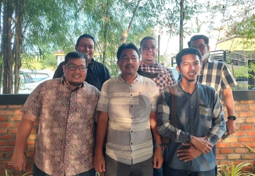 Rika Putra (tengah barisan depan) foto bersama anggota dan pengurus Inkindo Riau.