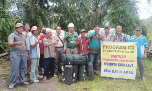 Perwakilan manajemen PT SRL menyerahkan bantuan alat tangkap ikan kepada kelompok nelayan Kuda Laut, di Kelurahan Darul Aman.(foto: herlina/halloriau.com)