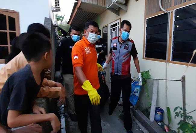 Masyarakat Jalan Sawo RT 17, Kelurahan Rimba Sekampung, Kecamatan Dumai Kota dihebohkan penemuan mayat yang telah membusuk di dalam rumah sewa. Foto: Tribunpekanbaru