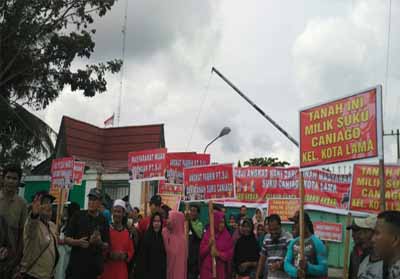   Ratusan Masyarakat Kota Lama Kecamatan Kunto Darussalam gelar aksi menuntut pengembalian ratusan hektar tanah adat Suku Caniago, yang dikuasi PT SJI Coy, untuk PKS dan perumahan 