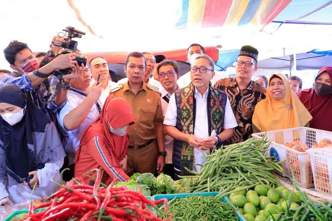 Mendag, Zulkifli Hasan didampingi Pj Walikota Pekanbaru, Muflihun saat mengunjungi Pasar Cik Puan Pekanbaru beberapa waktu lalu.(foto: int)