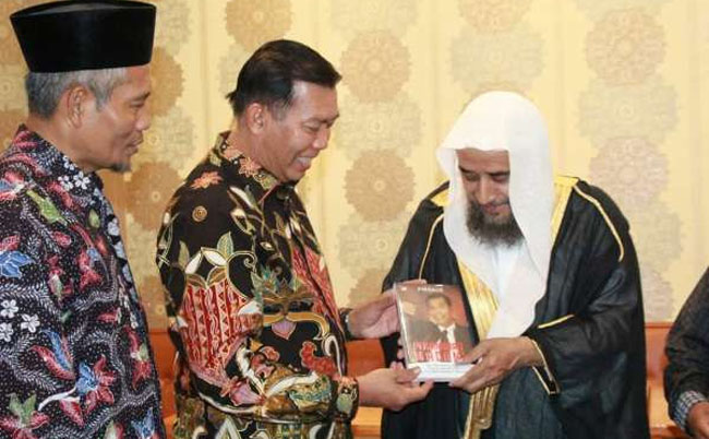 Walikota Pekanbaru didampingi Wakil Walikota menyerahkan buku Pekanbaru Madani kepada Syech Dr Hamed Muhammad Wali Muhammed Al Fattani.
